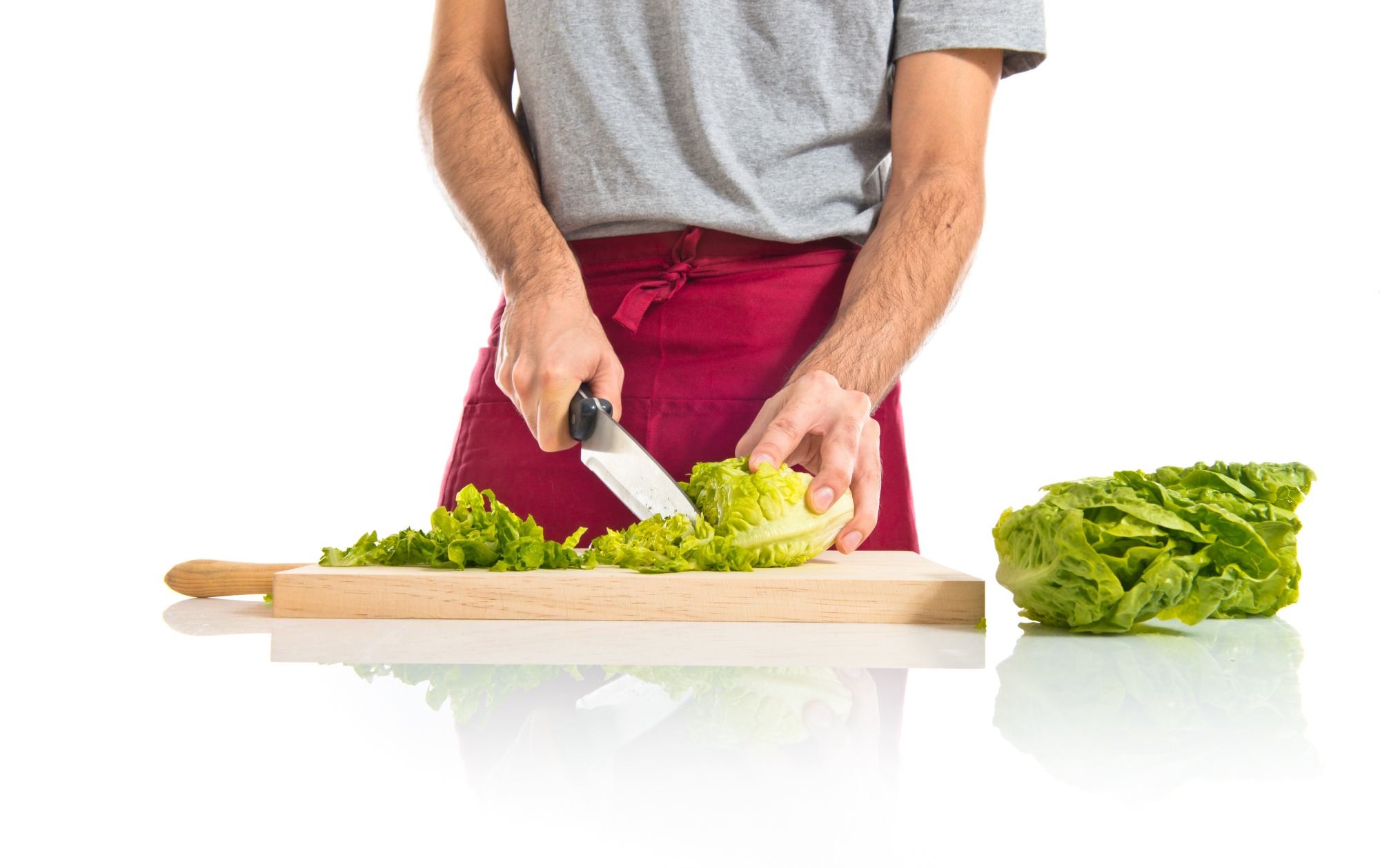 Chef che affetta verdure in cucina moderna